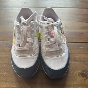 Kids puma sneakers - like new!